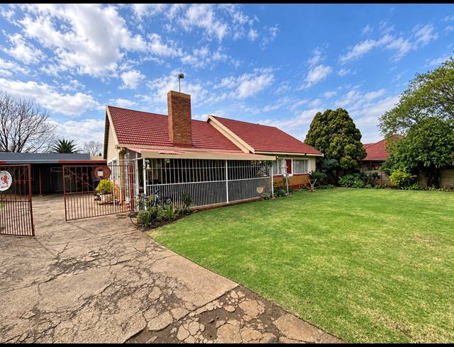3 BEDROOM HOUSE FOR SALE IN VANDERBIJLPARK CE 2